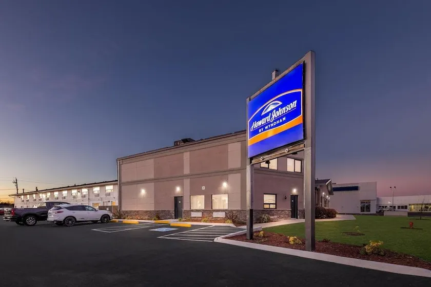 Econo Lodge - Image 1