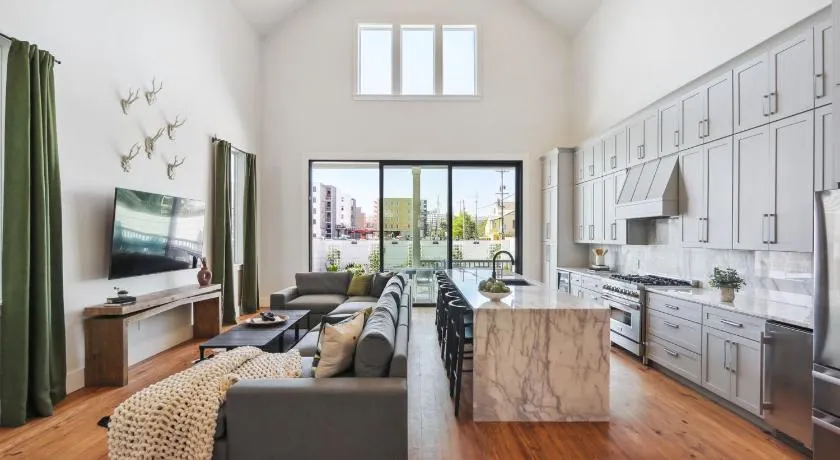 Designer 7 bedroom Heated Pool Stay Heirloom - Image 1