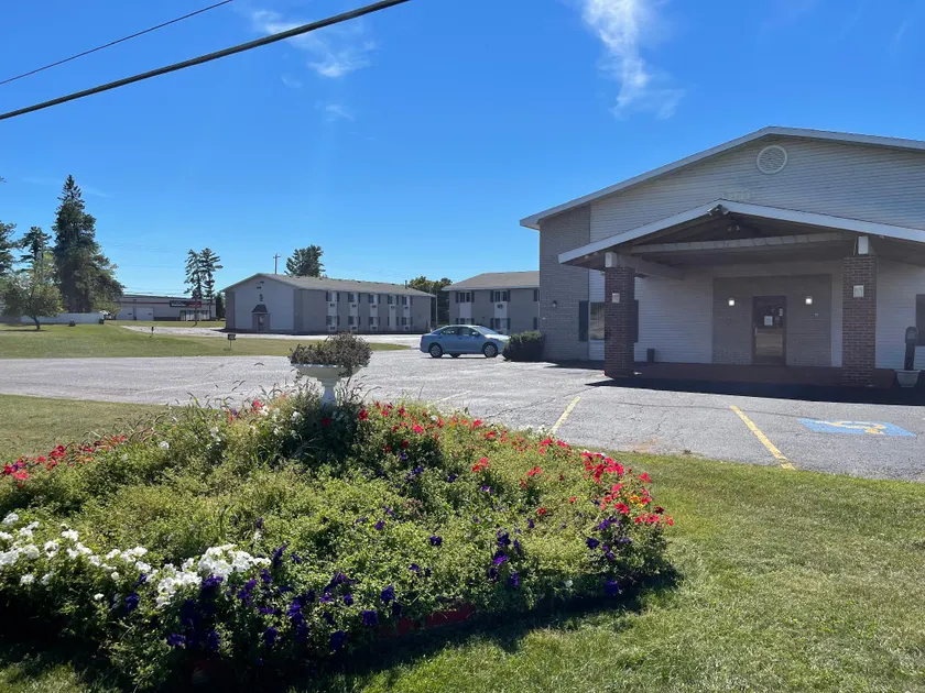 Iron Mountain Inn & Suites MI US 2 - Image 1