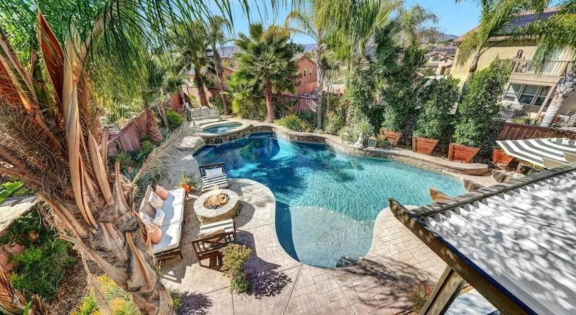 Vino Villa Large home Sleeps 10! Large Salt water pool/spa - Image 1