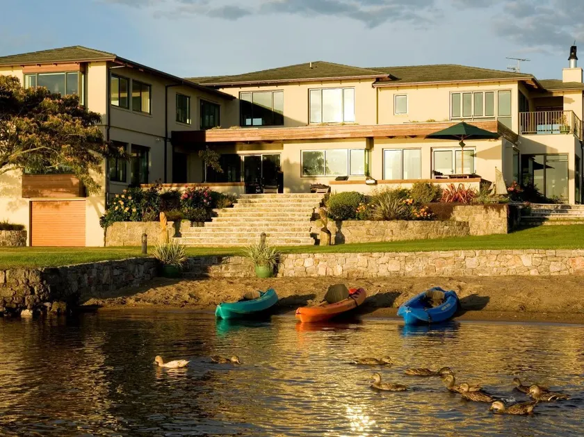 Nicara Lakeside Lodge - Image 1
