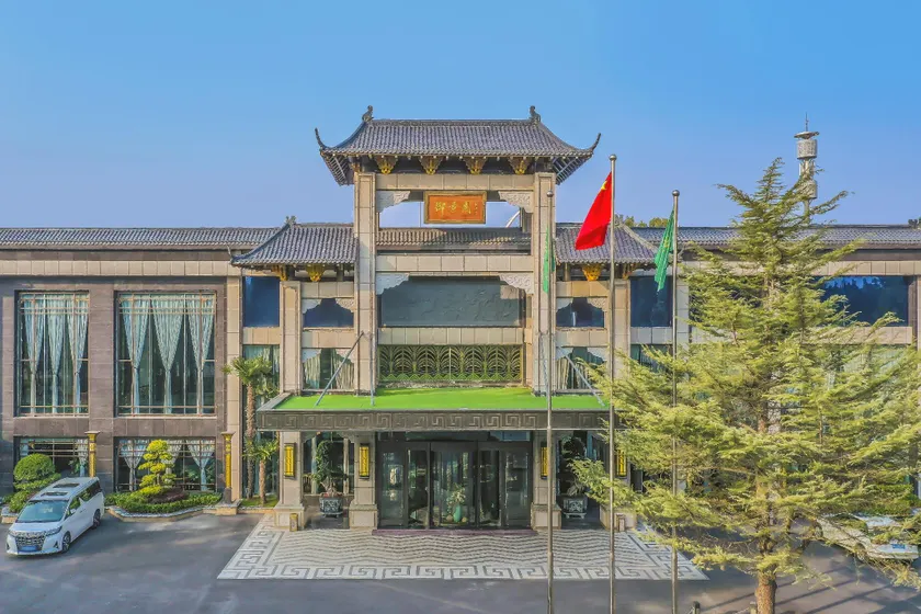 Yujing Garden Holiday Hotel - Image 1