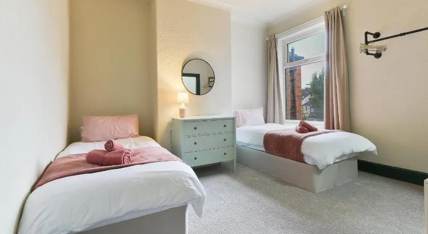 Home from Home 4 Bed - Ideal for Workers & Great for Groups, FREE Parking, Spacious, Pet Friendly Netflix - Image 1