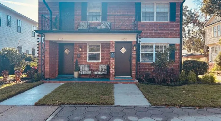 The whole shebang! A duplex and its guesthouse. - Image 1
