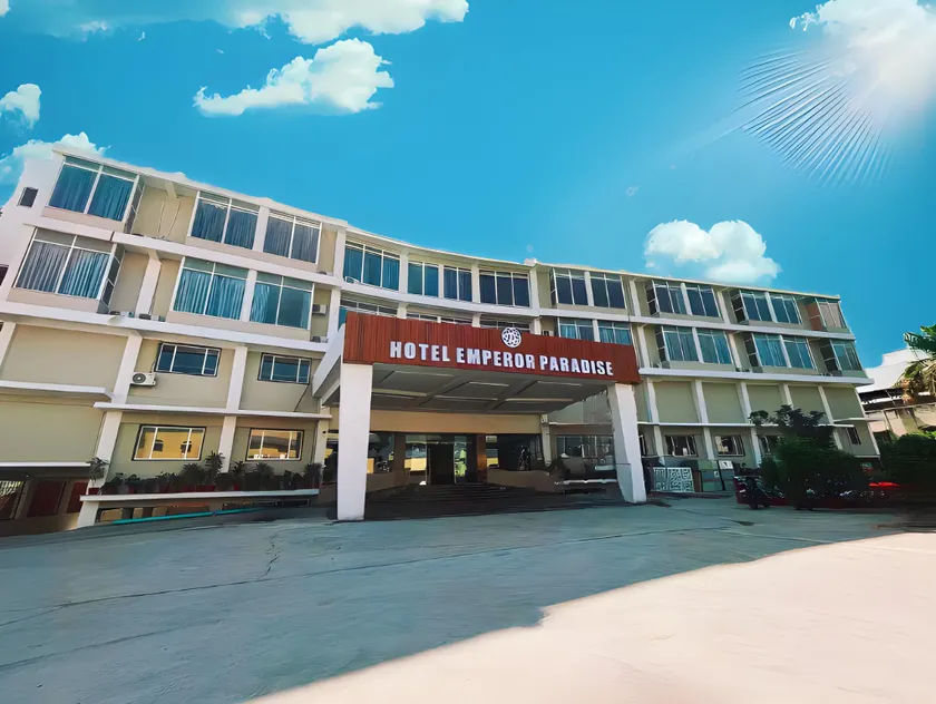 Hotel Emperor Paradise - Image 1