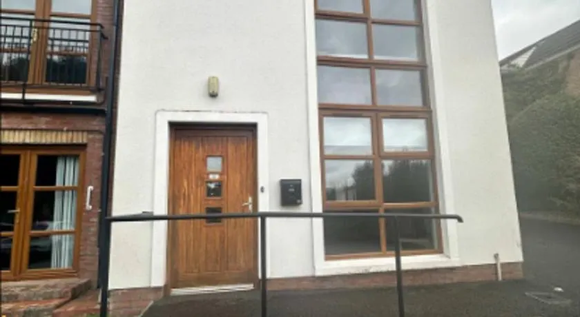 Free Parking Modern 3 Bedroom Apartment - Image 1