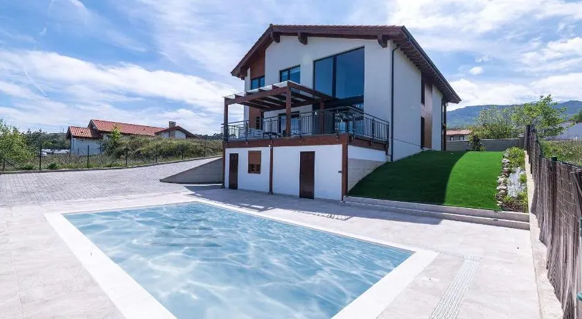 Villa Llanes Jardín y Piscina Privada – La Raizona - Image 1