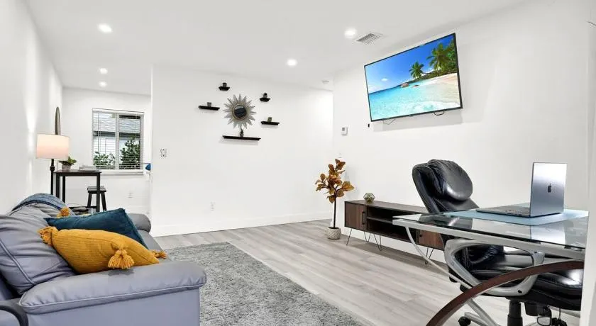 Koze 2 Bedroom Duplex Home with King & Queen Beds, Near Everything Trendy - Image 1