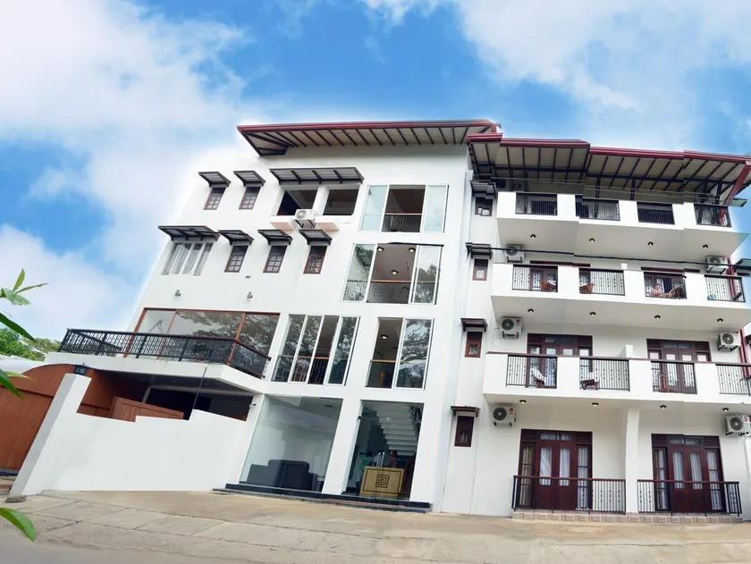 Gloria Grand Hotel - Image 1