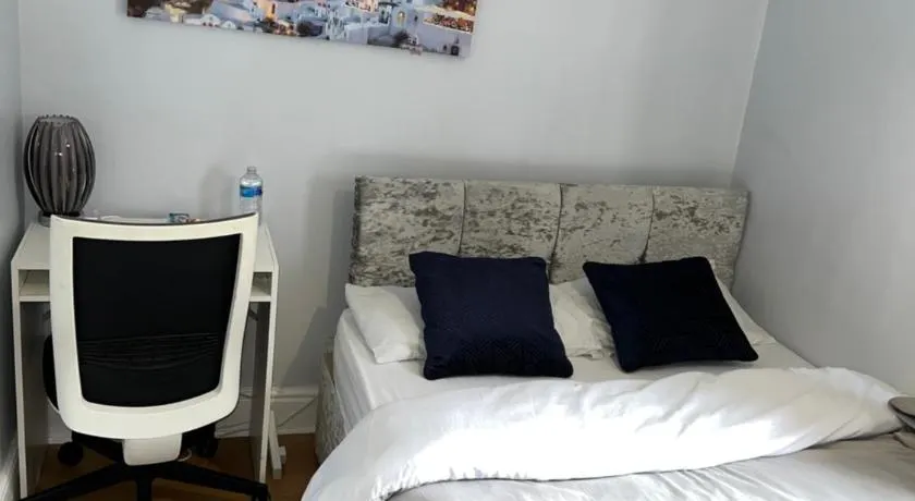En-suite Room Near City Center 4 - Image 1