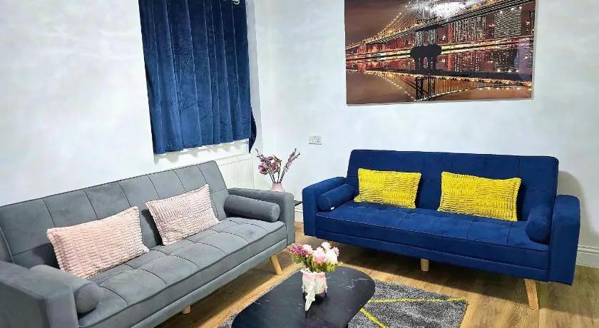 Hertfordshire - Stylish 6BR Retreat, 3 Parking - Image 1