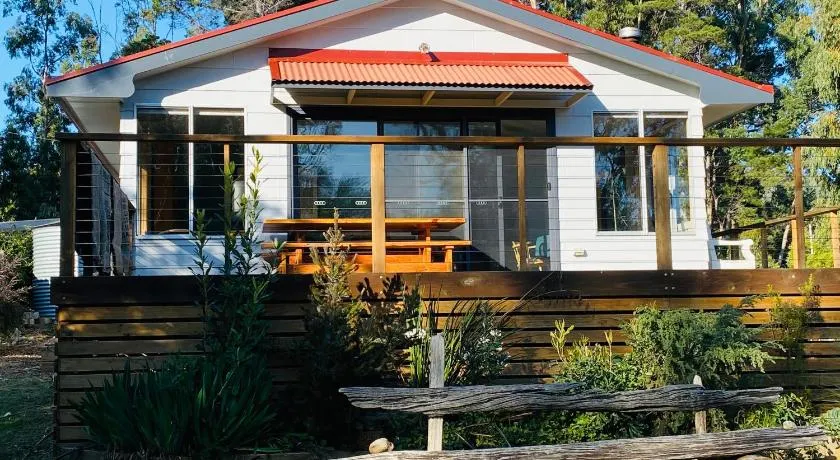 Fully fenced, wrap around decks, water on 3 sides - Image 1