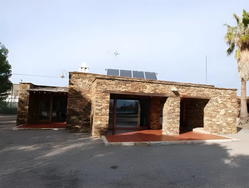 Smukt dekoreret hus med en stor pool og grill - Image 1