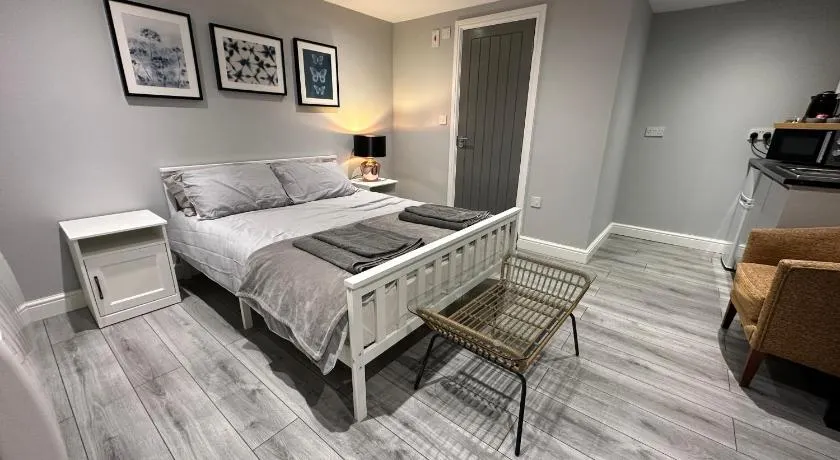 Luxury Detached Studio Apartment - Free Super Fast WiFi - Free Parking - 15 Mins from Luton Airport - Image 1