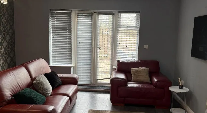 Beautiful park view town house - Image 1