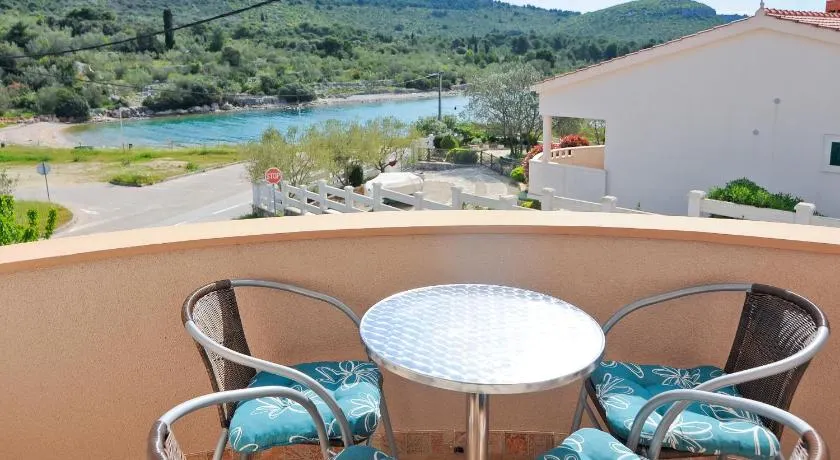 Apartments Vidov by the beach - Image 1