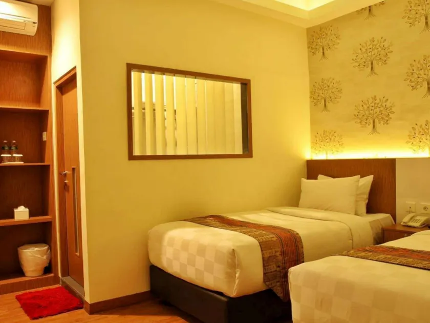 Deivan Hotel - Image 1