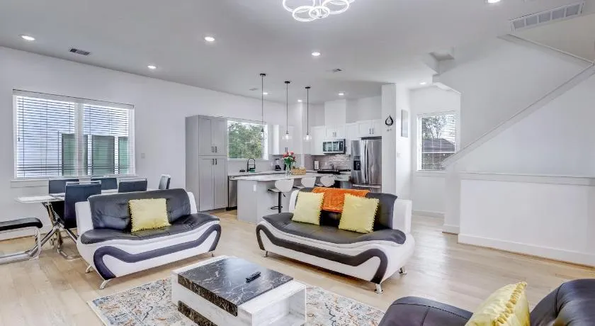 Premier 3BR Family Escape in the heart of Houston - Image 1