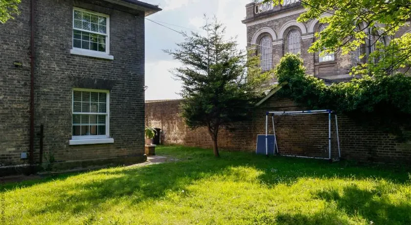 Hampton Court Cottage - Image 1