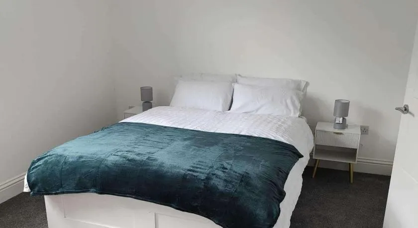 Spacious 4-Bedroom House - Garden & Free Parking - Image 1
