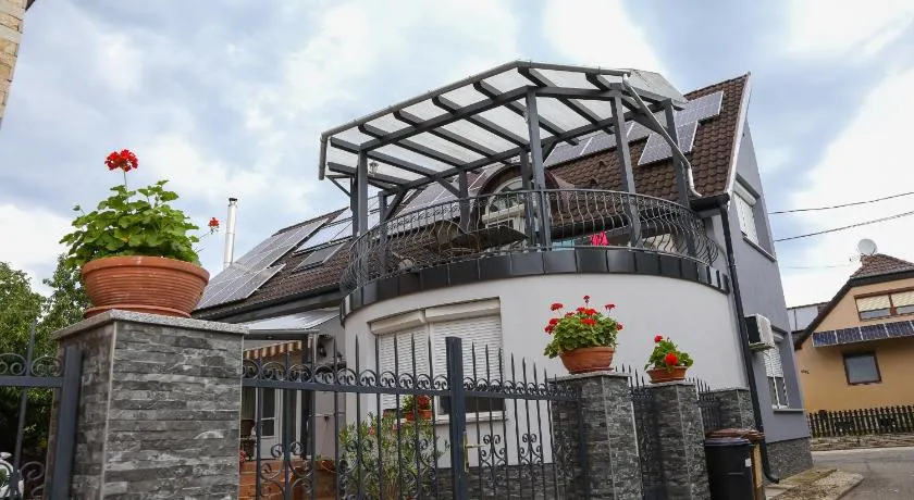 Molnár Apartment - Image 1