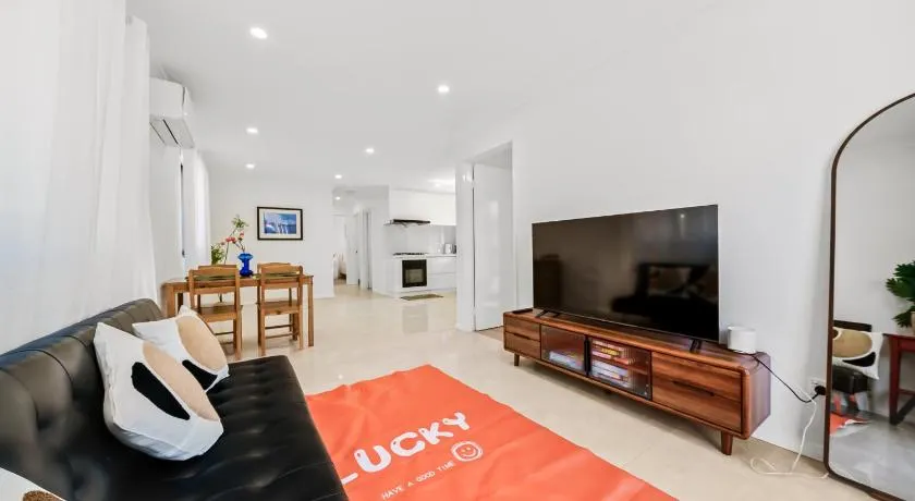 Aurora Airport House-Free Parking, Easy Transit nr Optus Stadium, casino, shopping center - Image 1