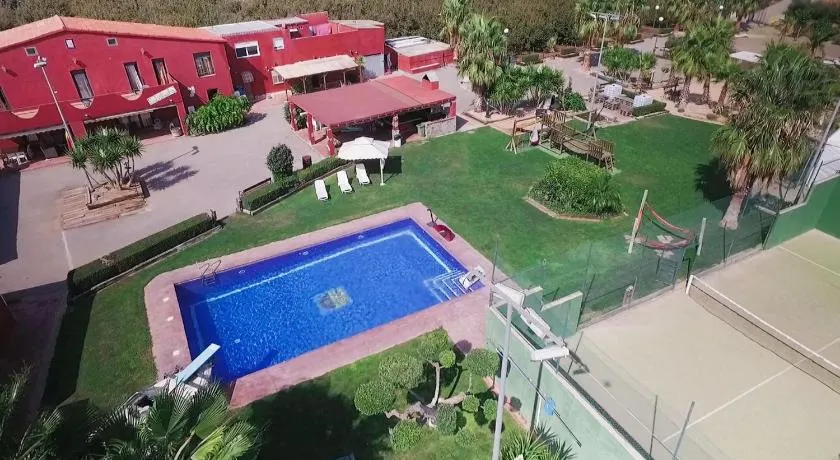 Villa de tres casas con padel y piscina - Image 1