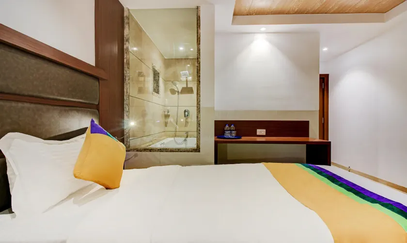 Hotel Aarush Inn - Image 1
