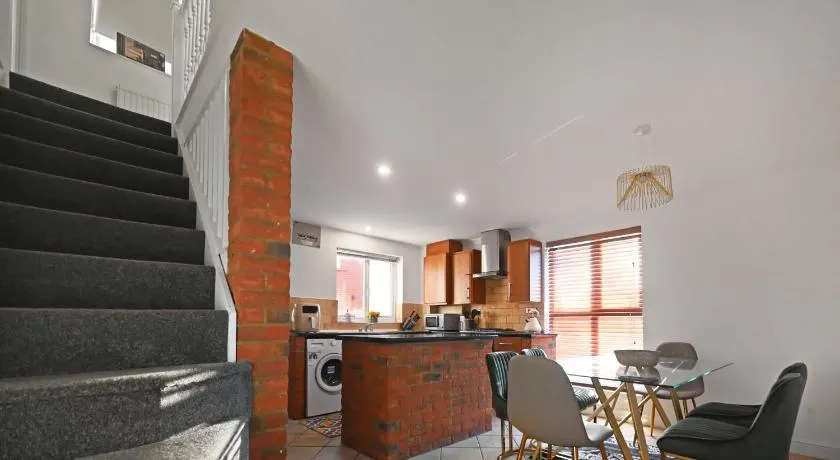 4Bed House MK - Image 1
