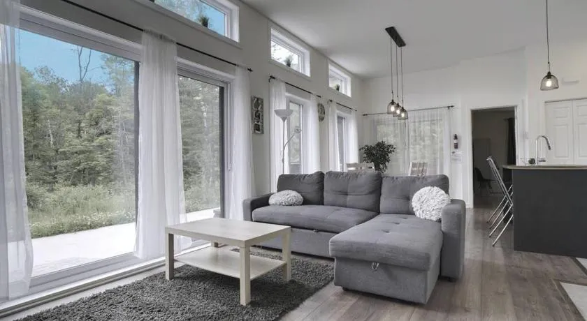 Chalet L'Écureuil (waterfront, modern, spa, BBQ) - Image 1