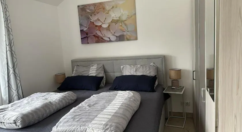 Quiet 2-Bedroom Apartment - Ideal for Families & Work Stays - Image 1