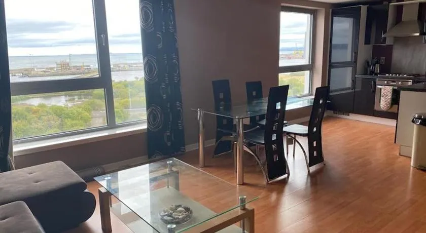 Modern 2 bed apartment with stunning seaside view - Image 1