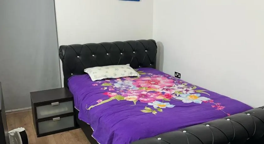 Captivating 1-Bed Apartment in London - Image 1