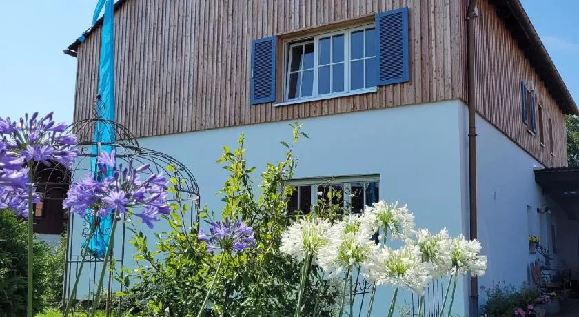 Haus mit stilvoller Ferienwohnung und Tiny House nahe Ammersee für 2-6 Personen - Image 1