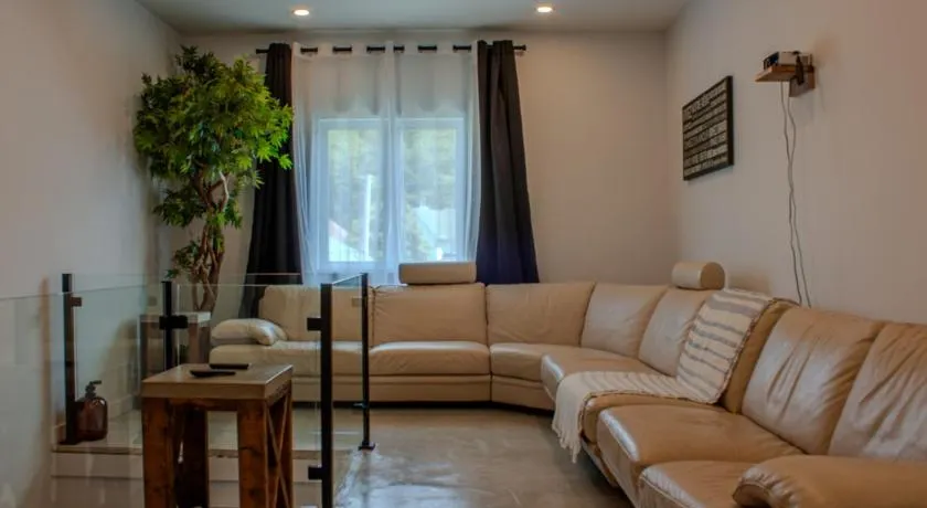 Modern Apartment - Home Theater and Premium Kitchen - Image 1