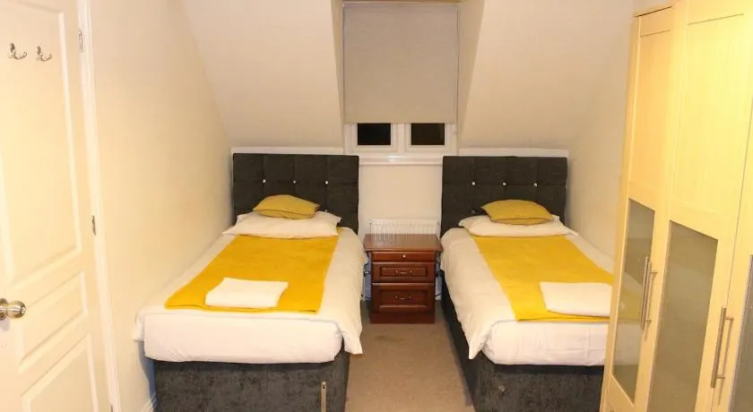 4 Bedroom house, Parking, Wi-Fi, Near Town Centre - Image 1