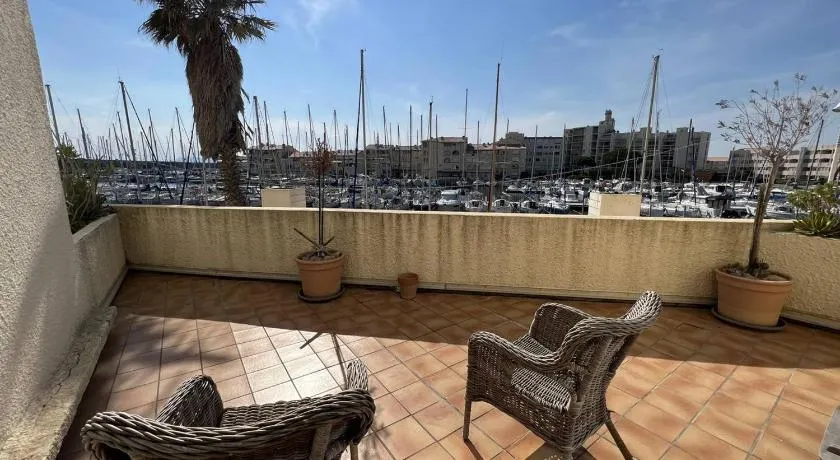 Appartement rénové 1 chambre + cabine, parking privé, à 400m de la plage - Image 1