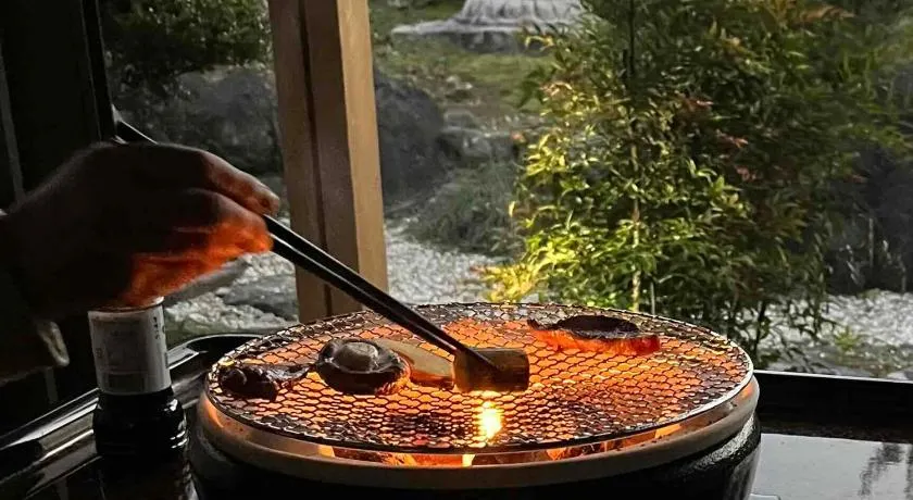 二食付き最高ランクの飛騨牛と地元野菜の炭火焼きディナーそしてプライベート檜風呂を体験できる個室古民家Resort Villaゲストハウスつぐや - Image 1