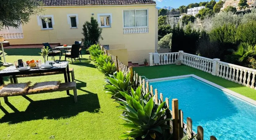 Spacious chalet on golf course - Image 1