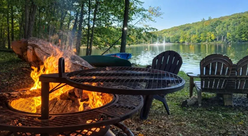 Switch to hosting Peaceful Lakefront Stay, HotTub, Fireplace, Kayaks - Image 1