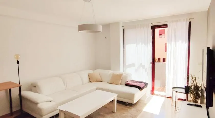 Apartamento, piscina y parking Granada Tico Medina - Image 1