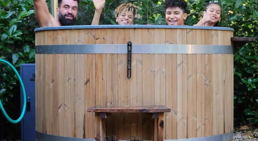 Forest Finest, luxe chalet met HOT TUB mooie overkapping en prachtige tuin met veel privacy - Image 1