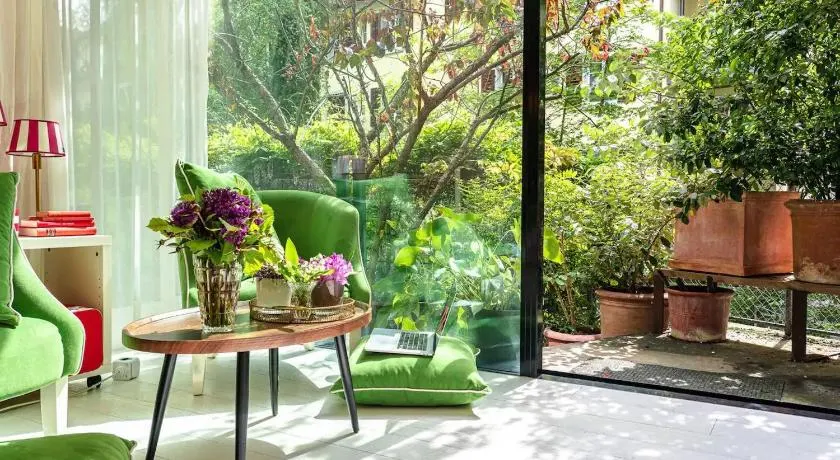 Stylish Garden-Gem by Lake: Pet-Friendly & Central - Image 1