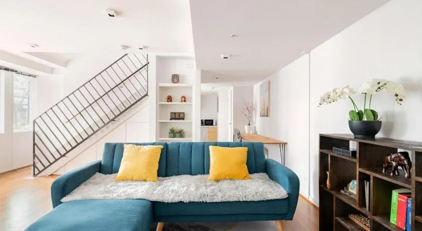 Luxury 3-Storey Loft with free parking on premises - Image 1