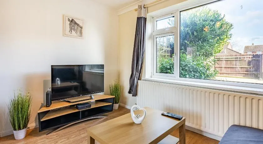 Phoenix House - 4 bedroom home centrally located in Ashford with parking - perfect for work stays or a special getaway! - Image 1