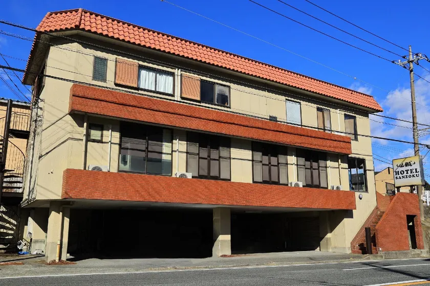 Hotel Sanzoku - Image 1