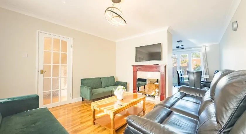 House - sleeps 7 private garden & parking - Image 1