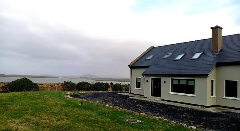M033 Achill Gatehouse By The Greenway - Image 1