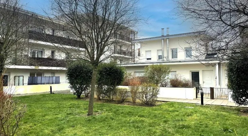Appartement spacieux avec rooftop et garages privés à 3 min de la gare d'Épernon - Image 1