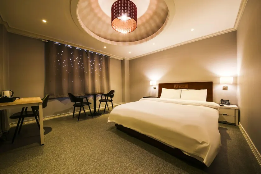 Honeymoon motel - Image 1